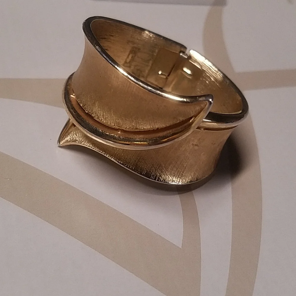 Trifari crown cuff bracelet 1960s collectors costume jewelry - Picture 1 of 2